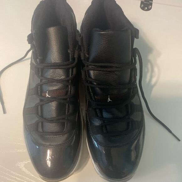 Black Jordan’s Sz 9